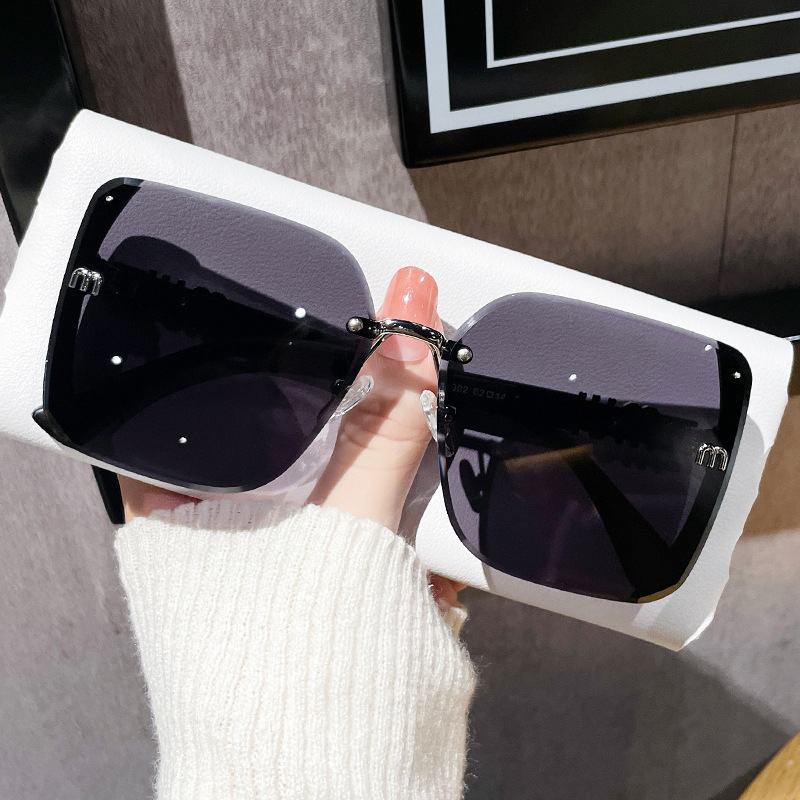 Lunettes de soleil garnies de styliste, demi-monture, lunettes de soleil rétro de haute qualité pour femmes avec paillettes, lunettes surdimensionnées pour dames