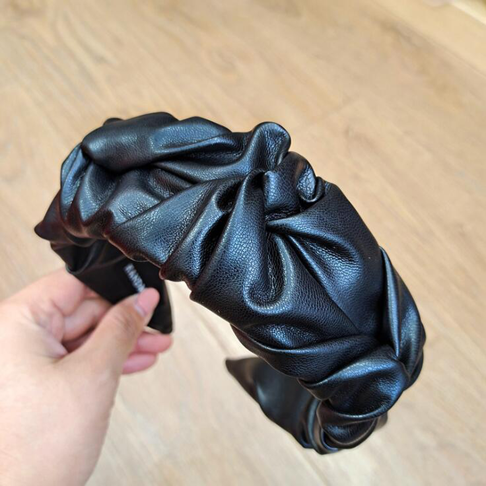 PROLY nouvelle mode femmes chapeaux en cuir PU bandeau large côté bandeau Vintage plissé bandeau filles Turban en gros