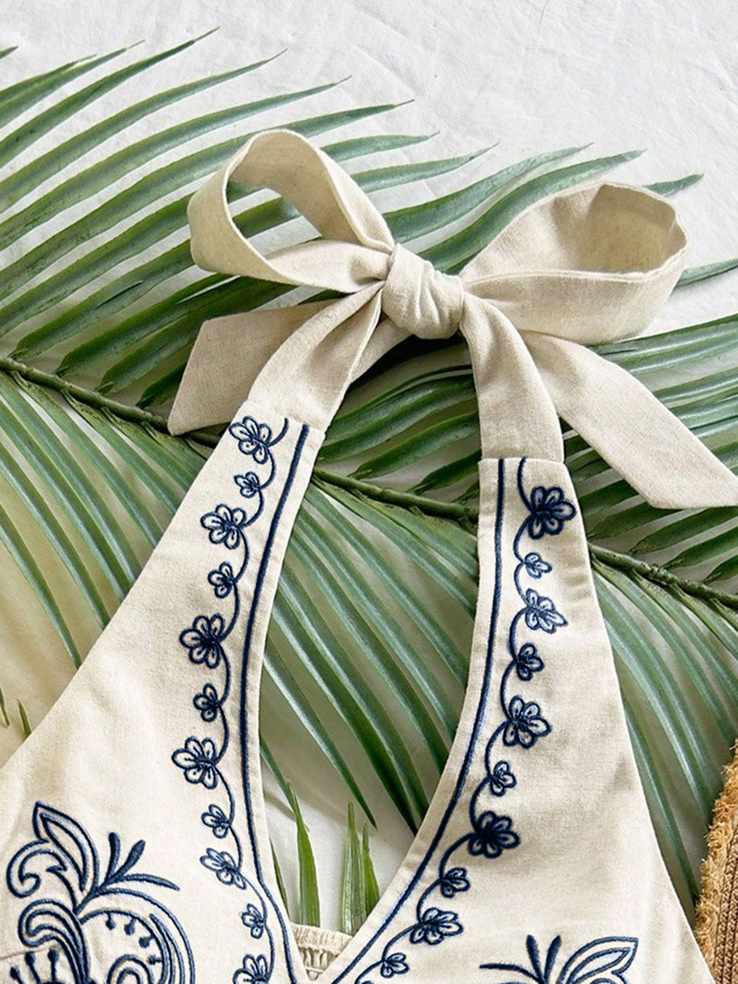 Haut court à bretelles brodé floral pour femme, style bohème, sans manches, dos nu, à nouer au cou, idéal pour l'été et les vacances à la plage