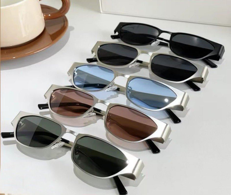 Lunettes de soleil Cyberpunk de luxe étroites pour femmes, monture métallique, style cool, pour hommes, idéales pour les voyages en extérieur et les fêtes, lunettes tendance UV400