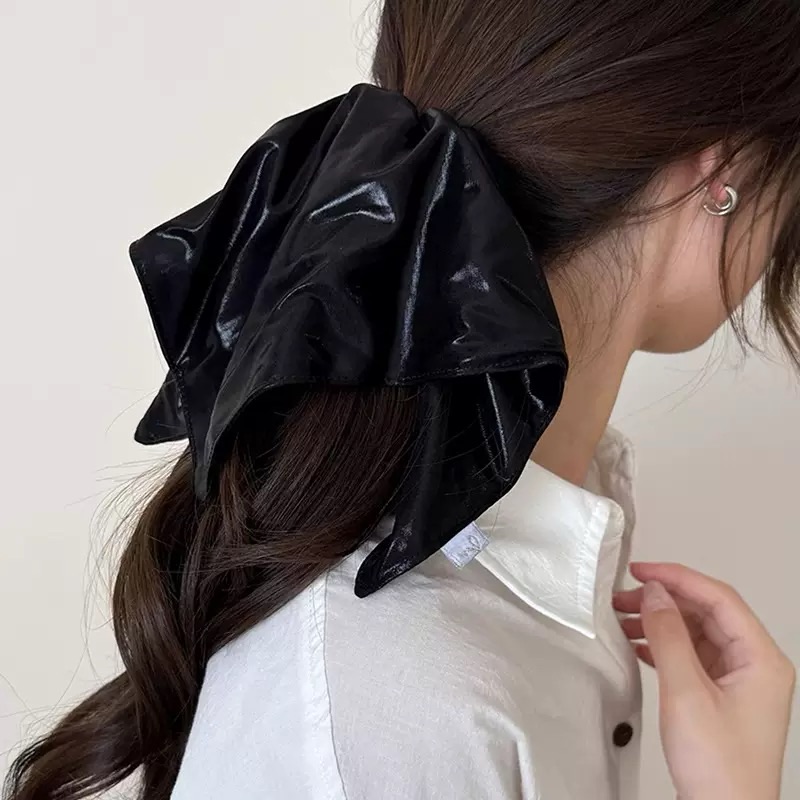 Accessoires de cheveux élastiques à haute bande de cheveux d'écharpe carrée en cuir argenté pour les femmes