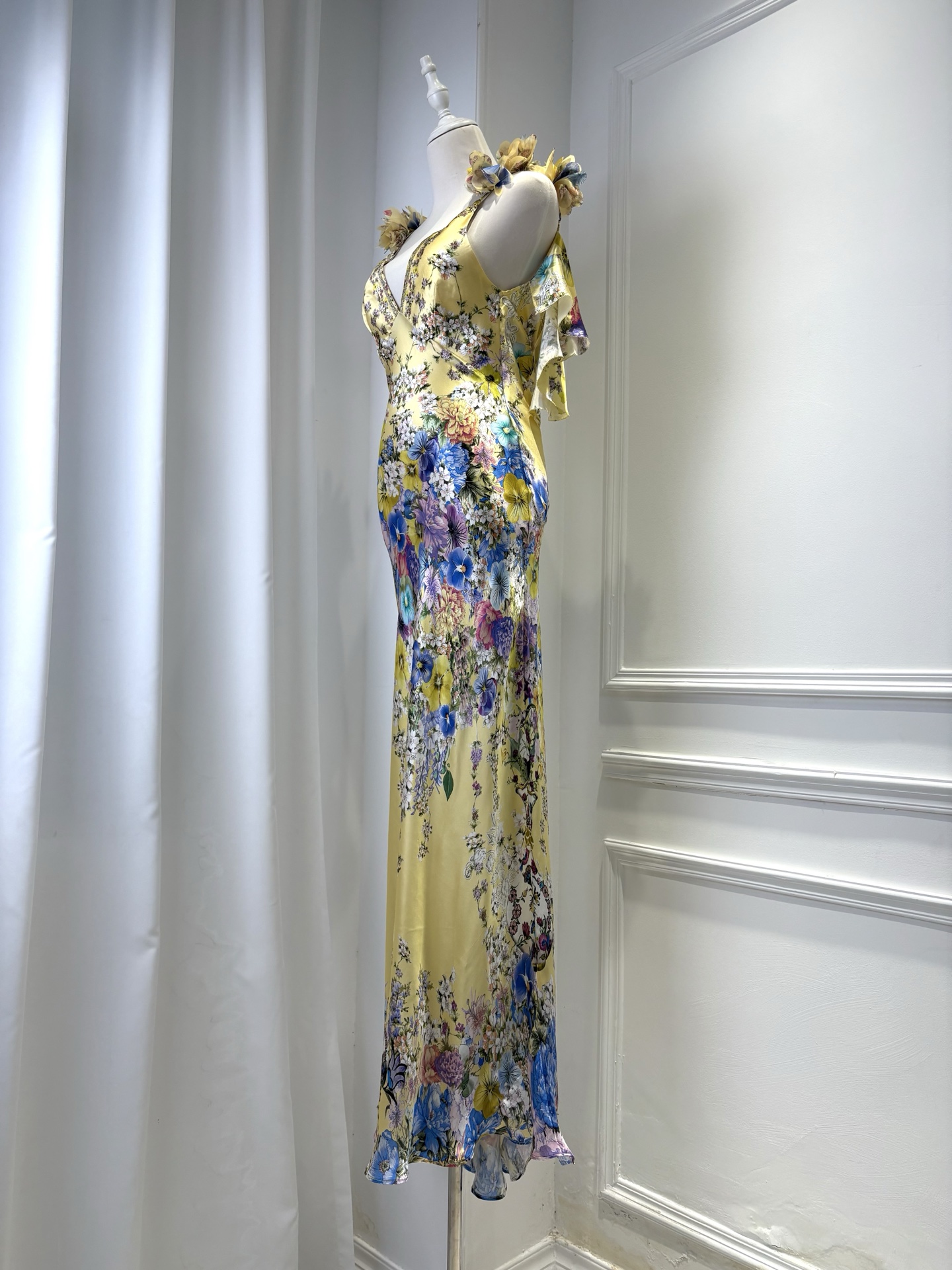 Robe longue élégante jaune 100 % soie pour femme, imprimé floral, col en V, sans manches, taille haute, coupe ajustée