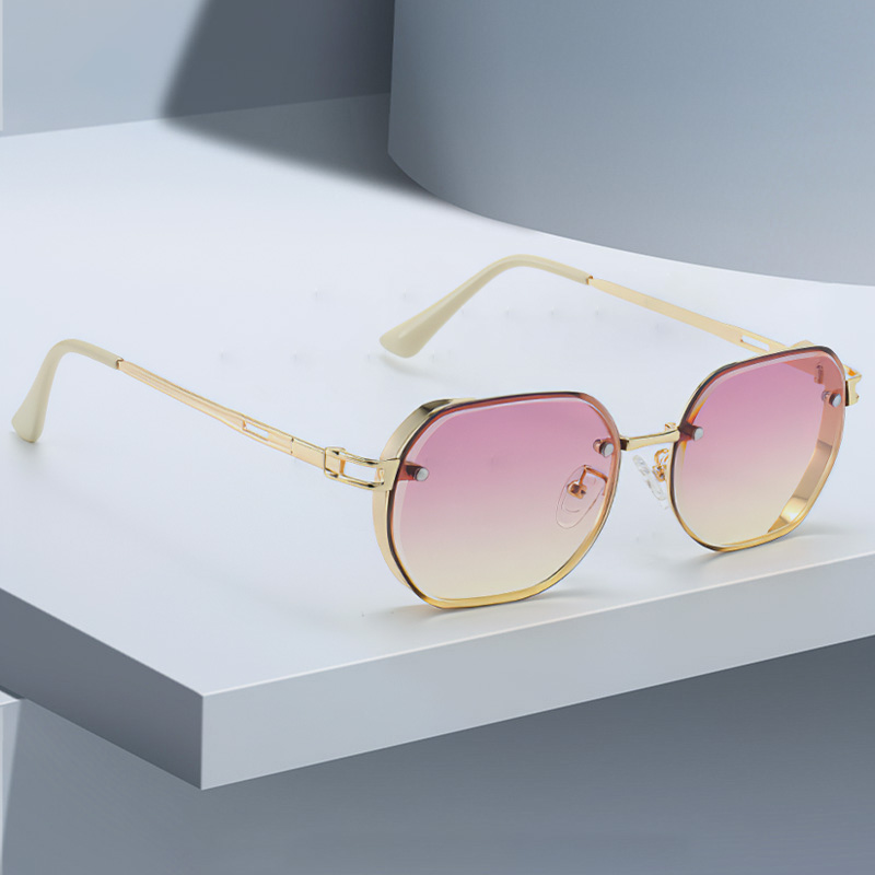 Lunettes de soleil pour femmes, monture noire, bordure dorée, verres noirs, lunettes de soleil à la mode, décoration, nouveau, 2025