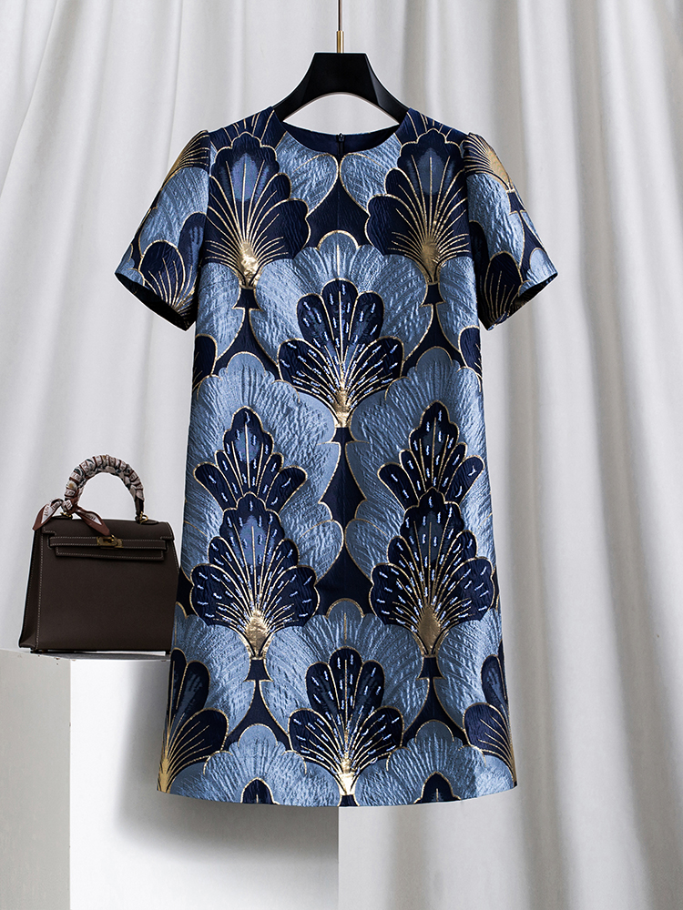 Robe pour femmes en jacquard bleu ornée de perles, manches courtes, col rond, coupe ample, coupe en A, idéale pour un mariage estival, élégante et décontractée.