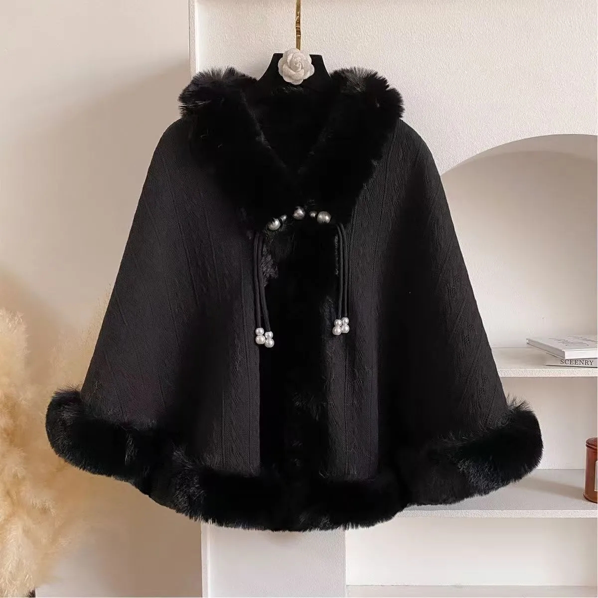 Manteau Cape Élégant Noir et Blanc pour Femme, Col en Fourrure, Automne Hiver, Chaud, Style Artistique, Épais et Polyvalent