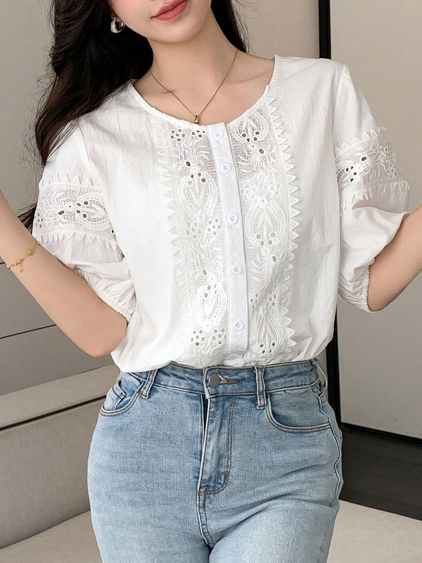 Chemise élégante pour femme 100 % coton, col rond, fermeture boutonnée, manches bouffantes avec broderie ajourée.