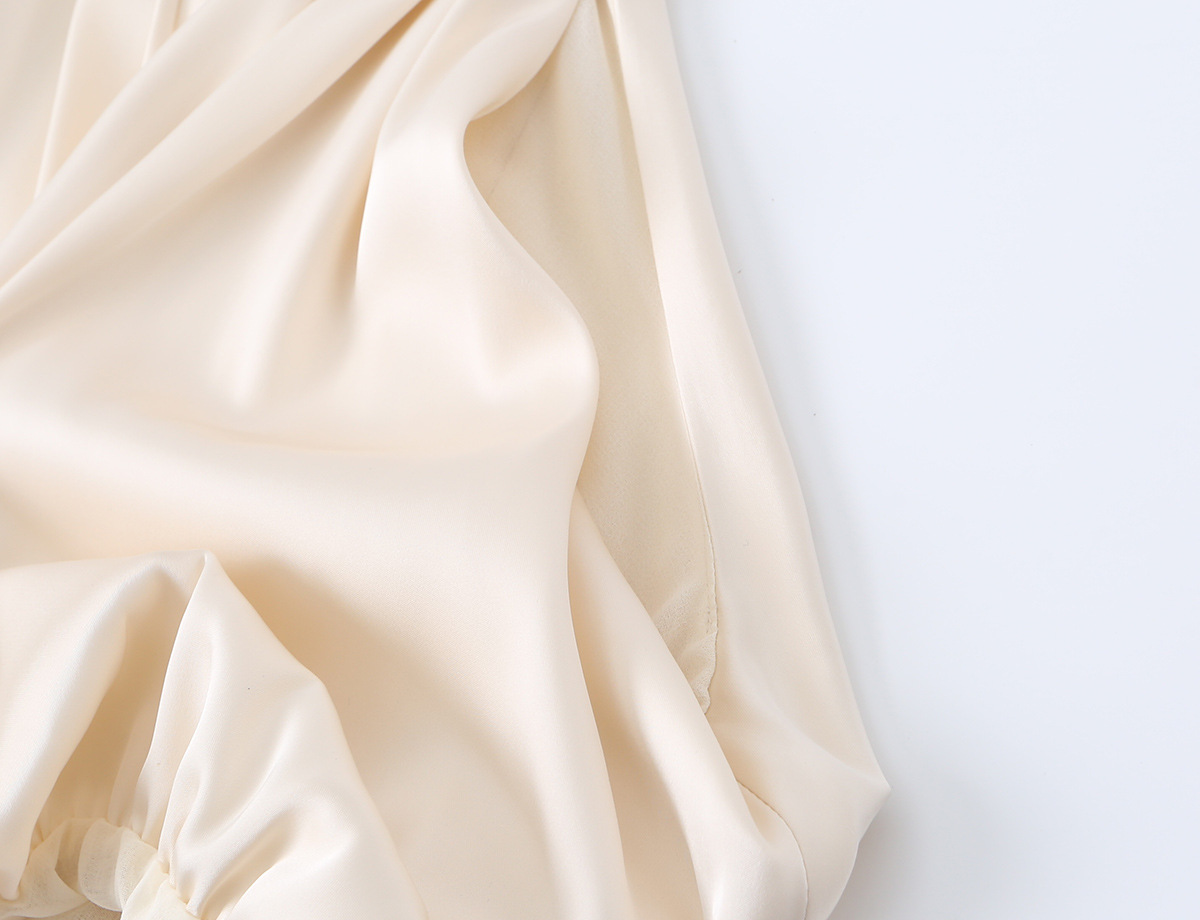 Top court en satin champagne pour femmes, col halter, débardeur plissé, élégant, blanc cassé, ourlet à bulles, dos nu, chemisier de soirée estivale.