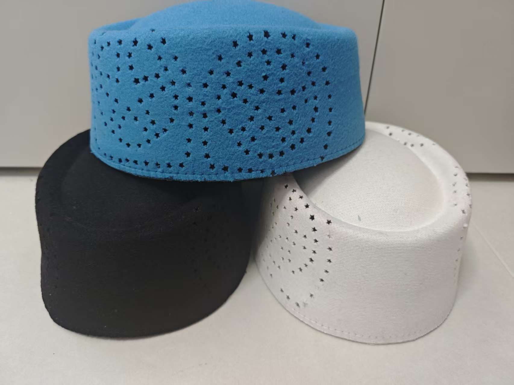 Chapeaux ethniques pour hommes, casquettes musulmanes noires et bleues, prière africaine Eid Ramadam, bérets malaisiens élégants, chapeau Kufi, Fedoras de fête 57cm