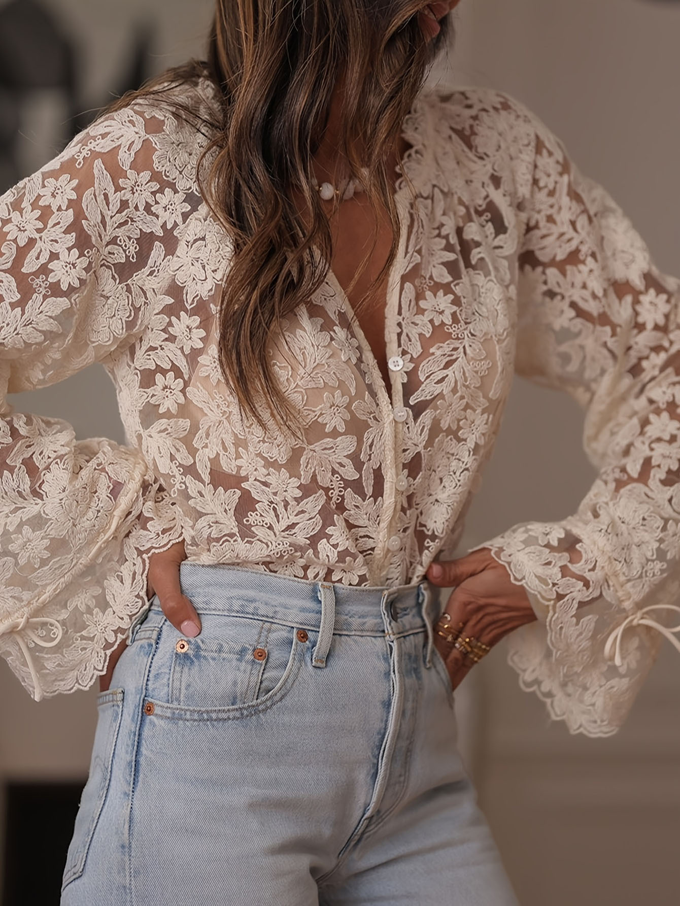 Chemise Sexy en dentelle creuse pour femmes, ample, col en v, simple boutonnage, manches lanternes, mode printemps été, nouvelle chemise Beige