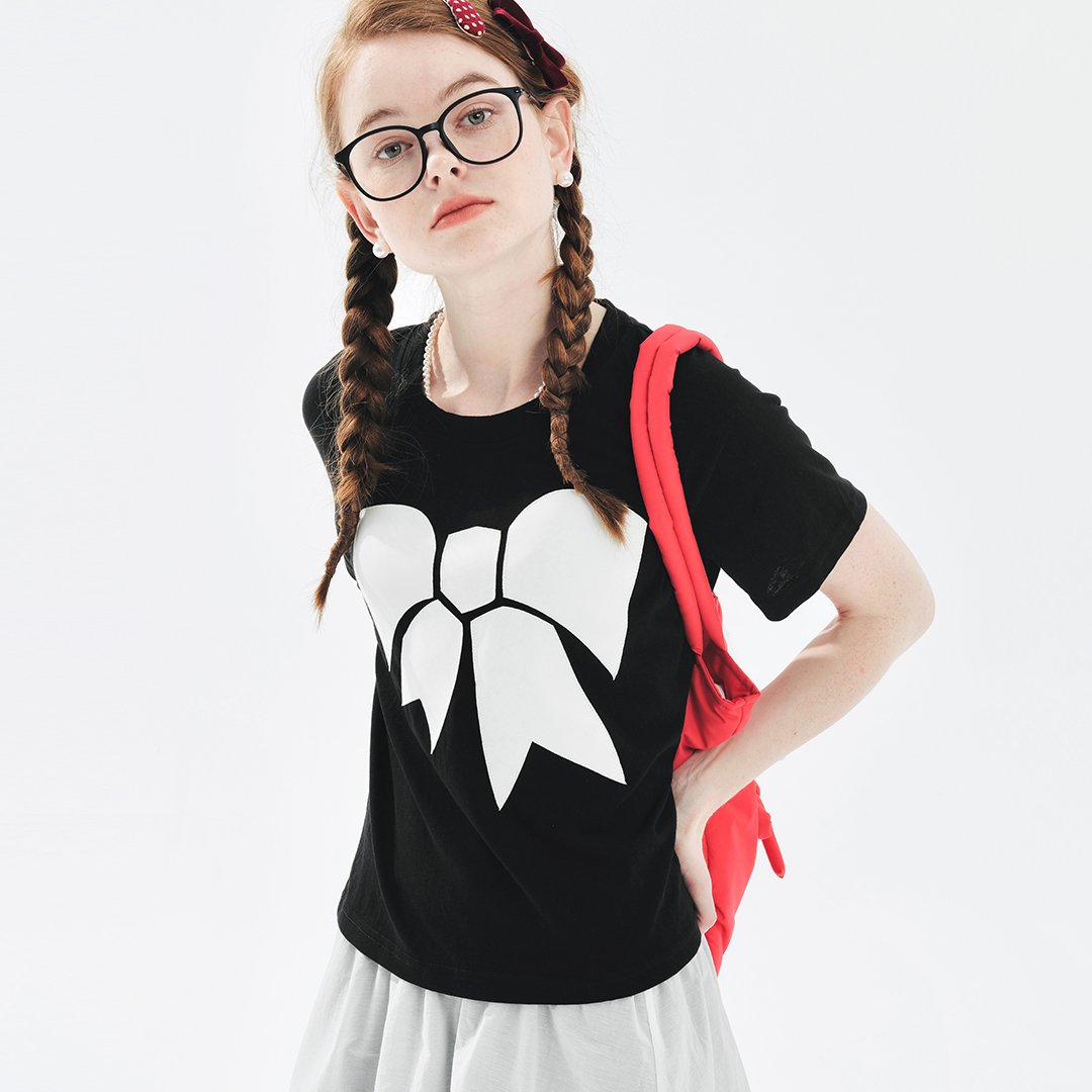 IMAKOKONI Vêtements féminins, t-shirts pour femmes, noir, manches courtes, imprimé nœud blanc, coupe ample, décontracté, haut pour femmes.