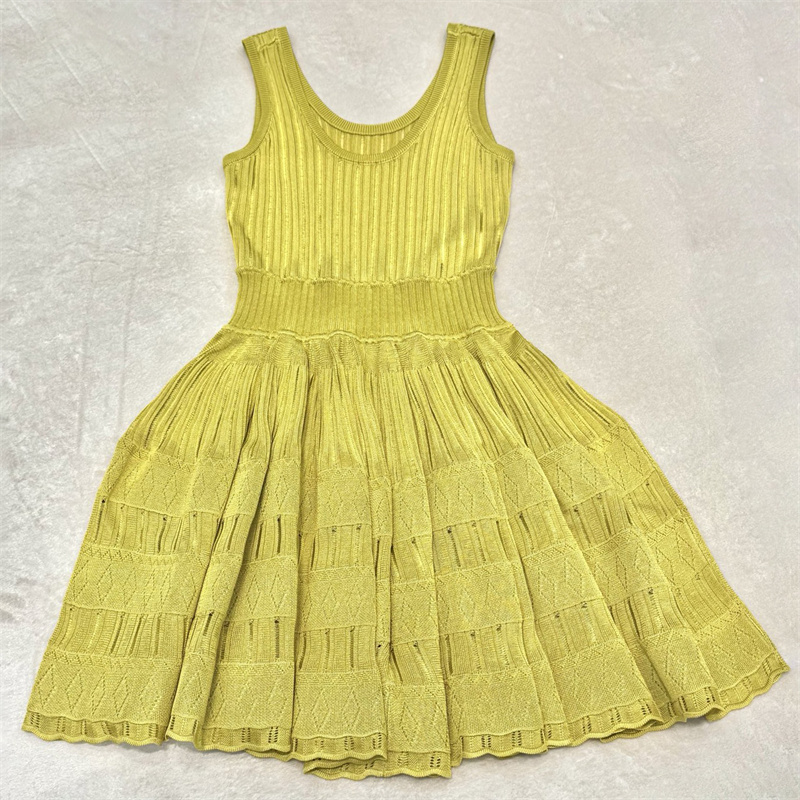 Nouvelle robe décontractée pour femme, mini-robe en maille élastique pour l'été 2026, ajustée à la taille, sans manches, courte, style robe à volants