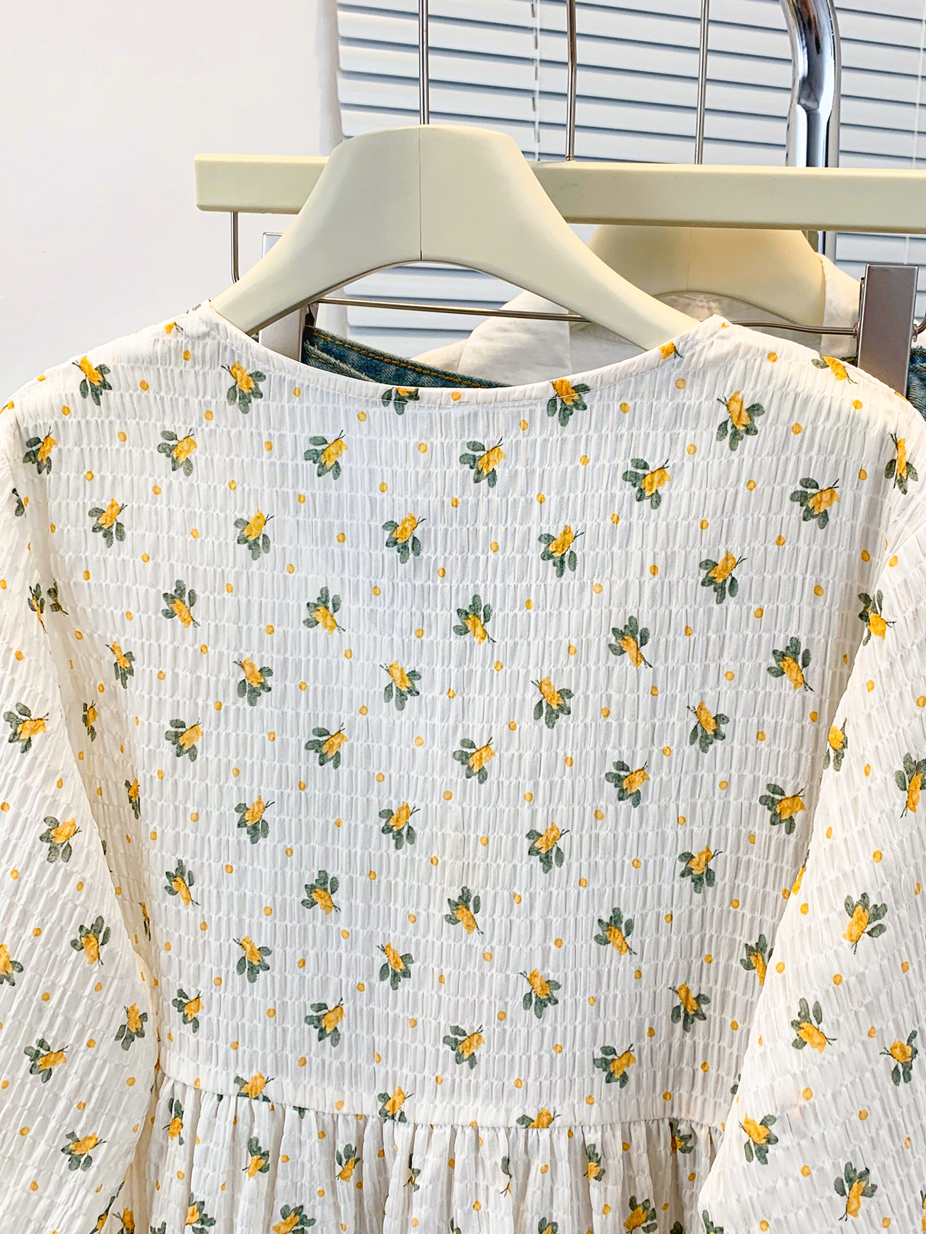 Chemisier floral romantique pour femme, tissu doux, col en V, manches lanternes, polyvalent, multicolore, coupe ample et amincissante