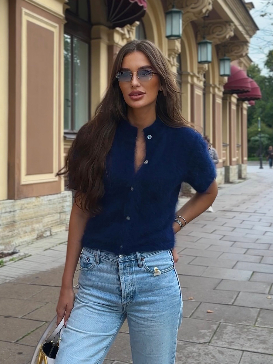 Cardigan élégant pour femmes, manches courtes, tendance, à simple boutonnage, en peluche, coupe ajustée, adapté pour un usage quotidien décontracté.
