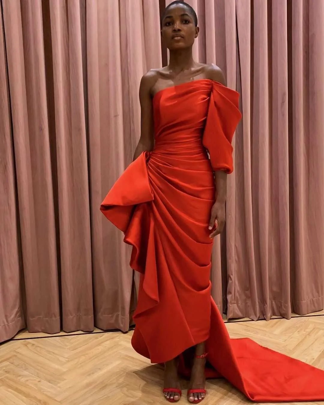 Robes de bal rouges à épaules dénudées, robe longue en satin plissée pour soirée, robes de bal sans bretelles avec manches sur mesure