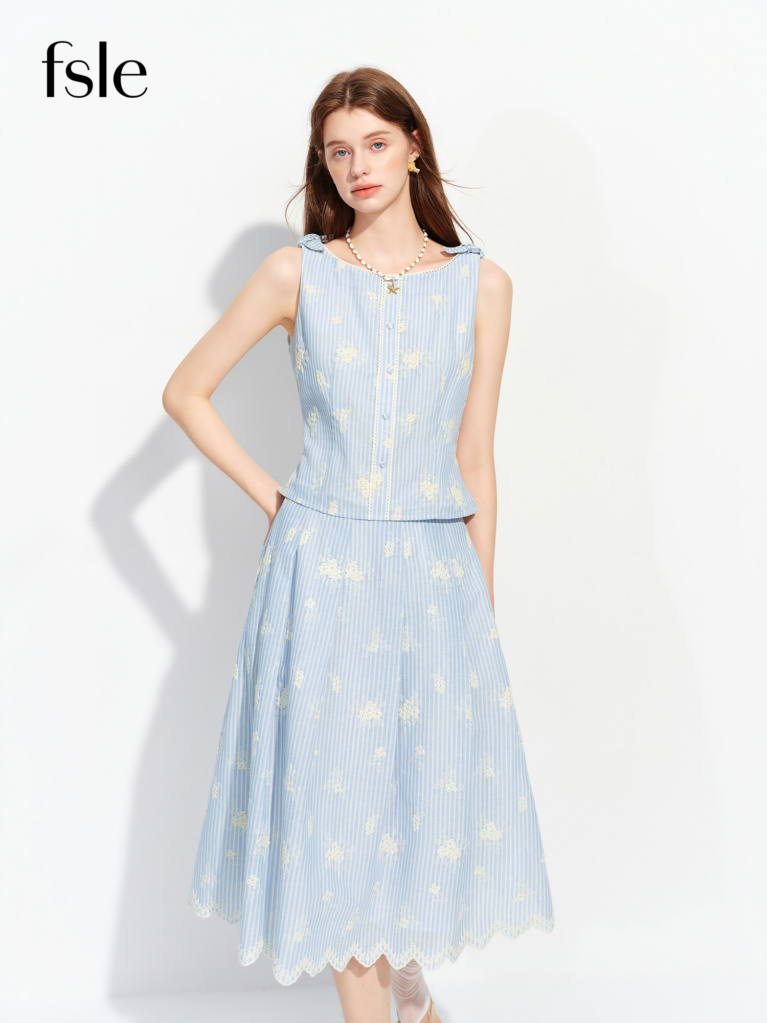 Ensemble Cami Brodé Style Plage Estivale FSLE 2026 avec Jupe Midi Rayée Coupe A-Line et Haut Sans Manches – Style Féminin Deux Pièces