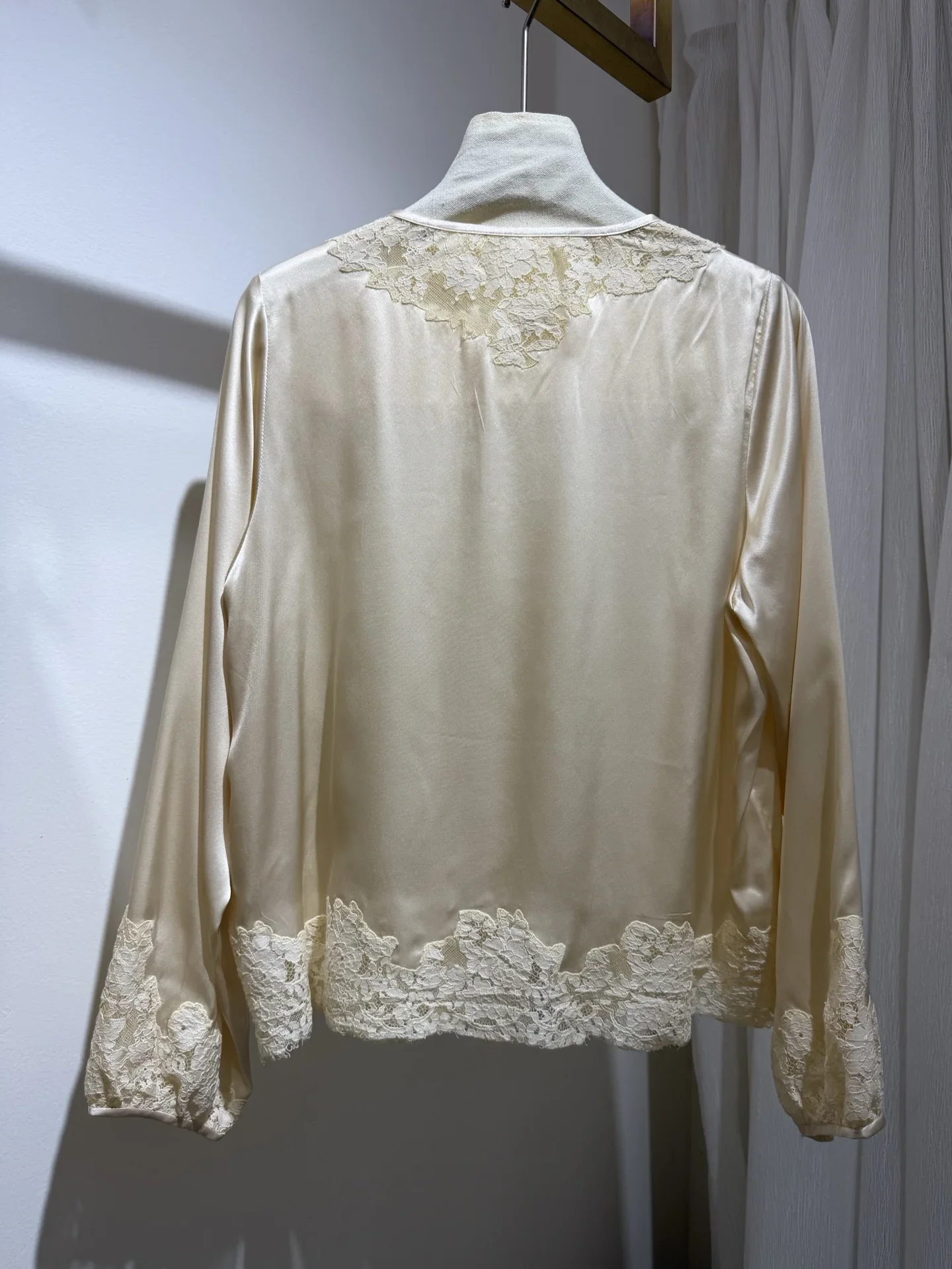 Chemisier en Soie 100% pour Femme avec Dentelle, Col Rond, Manches Longues, Boutonnage Simple, Élégant, en Satin