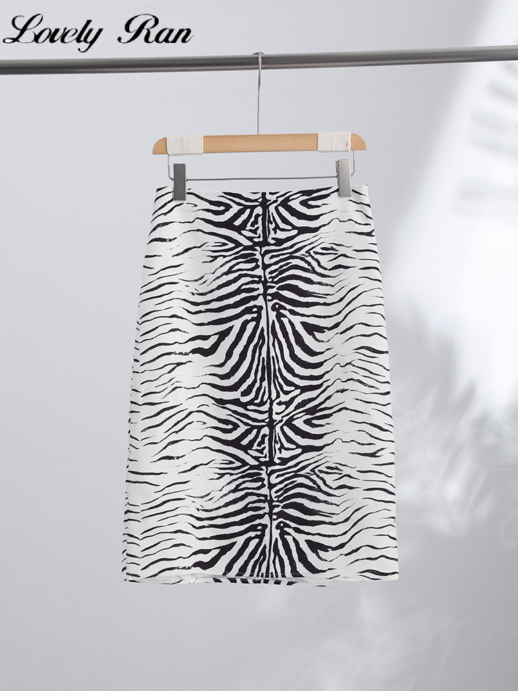 Jupe longue élégante à imprimé léopard pour femme, taille haute ajustée, avec fermeture éclair, mode automne 2026.