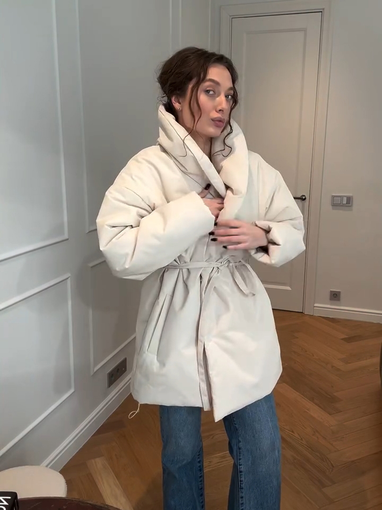 Chemisier en satin pour femme, manches courtes chauve-souris, col écharpe, détails de nœud frontal et de pompons, chemise élégante et tendance, haut brillant pour femme.