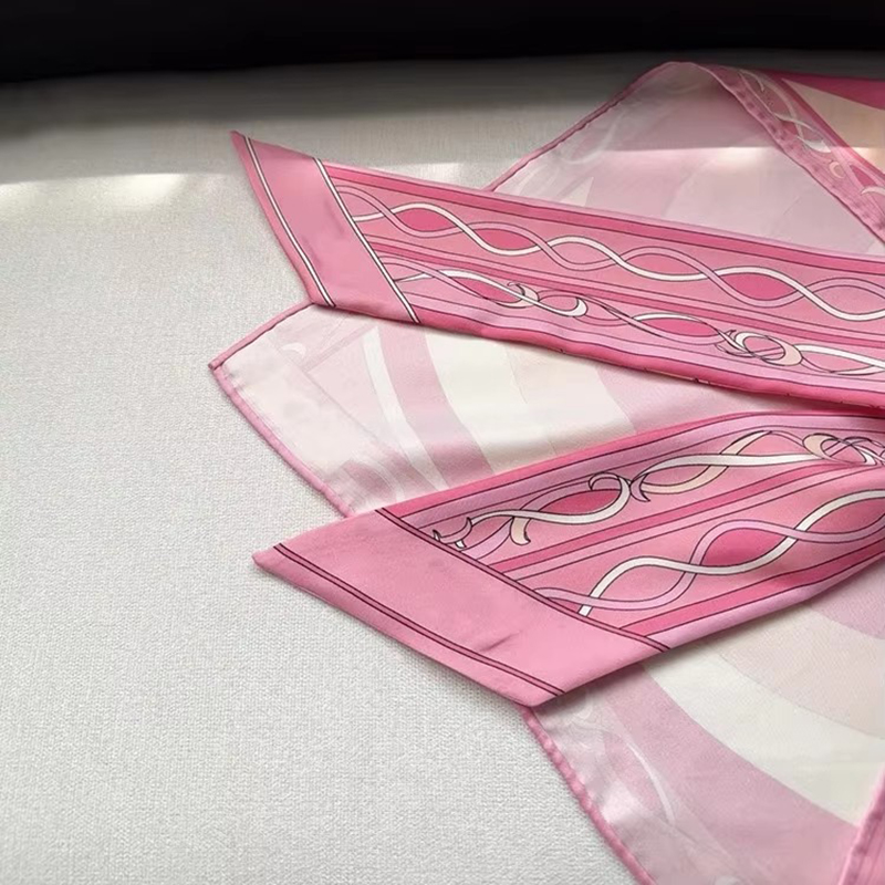 Foulard rose pour femme au design tendance avec logo signature de créateur, accessoires vestimentaires de luxe pour femme, bandana, écharpe