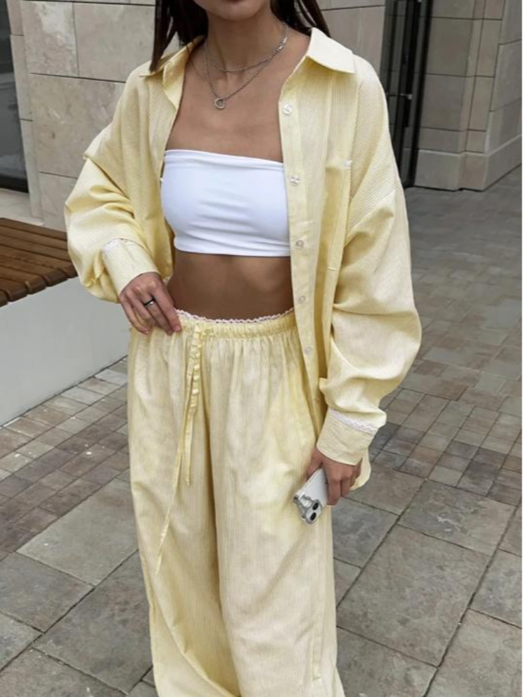 Ensemble deux pièces décontracté pour femme : chemisier ample à revers rayé verticalement et pantalon à taille élastique avec lacets