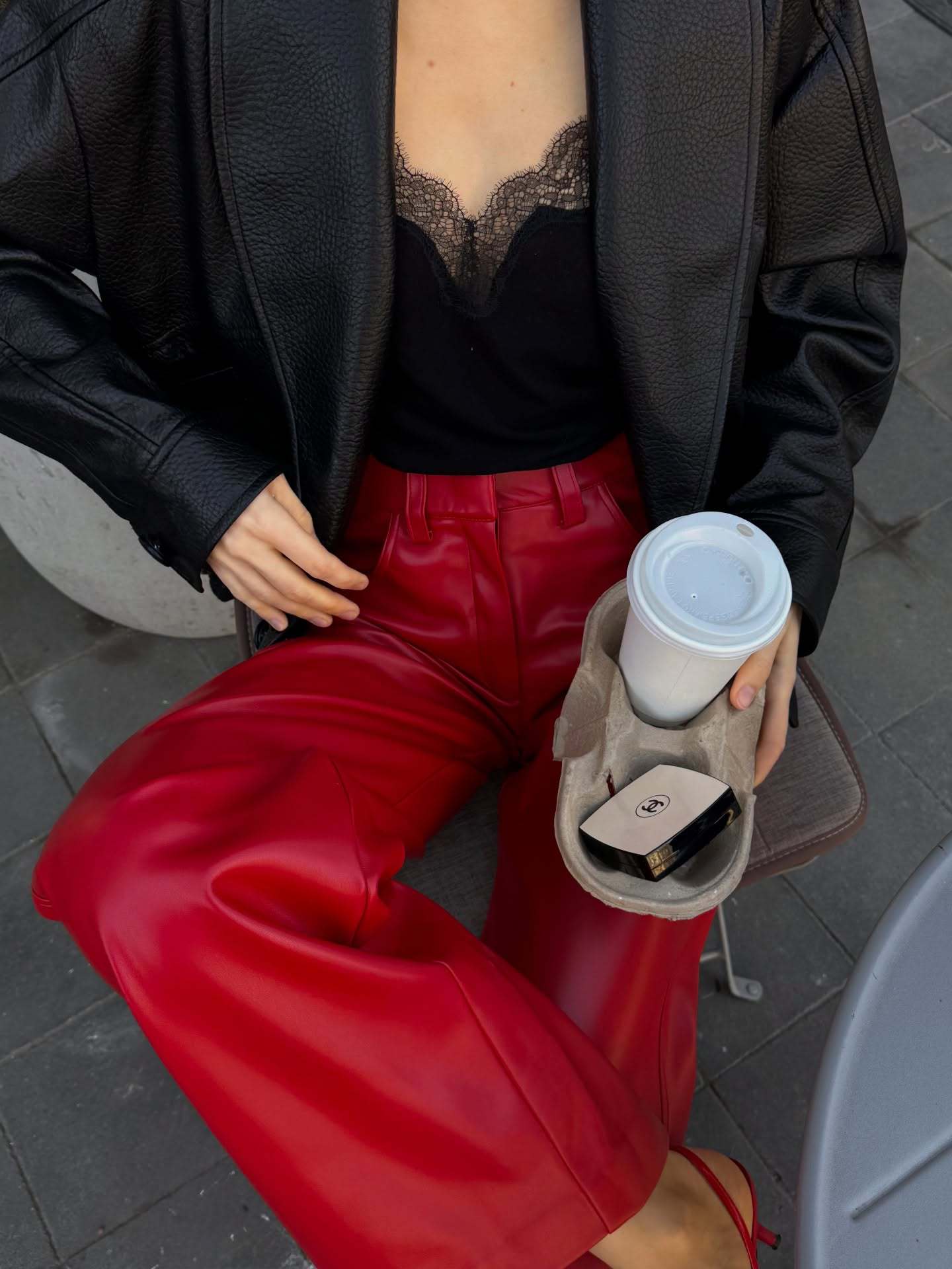 Pantalon décontracté en cuir rouge pour femme, coupe large, avec poches, style streetwear, marron, noir, bordeaux, nouvelle collection automne 2026