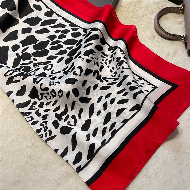Écharpe imprimée léopard pour femmes, 70x70cm, à la mode, bordures en Satin doux, Bandana carré, châles de Protection solaire, printemps/été