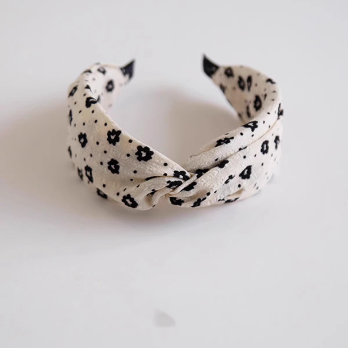 Bandeau large en tissu floral noir et blanc pour le lavage du visage, serre-tête polyvalent pour sortir, pince à cheveux et accessoires pour la tête