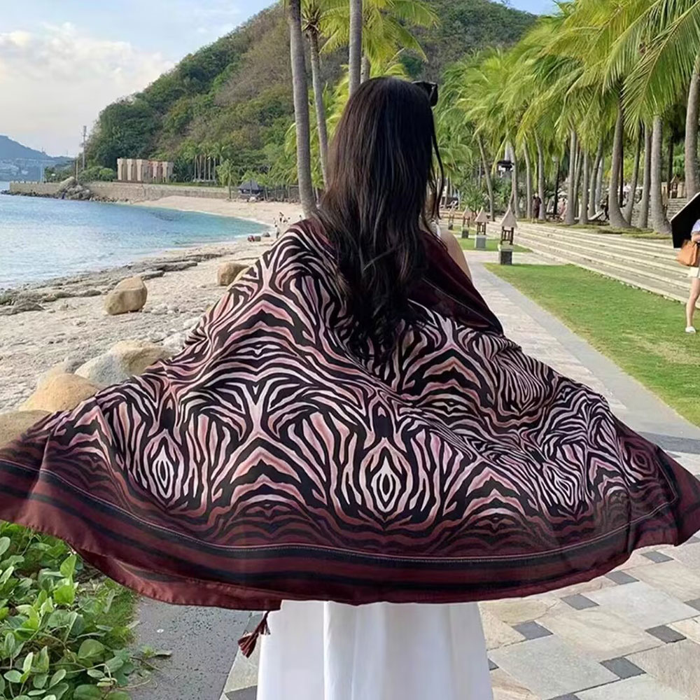 Écharpe en soie à imprimé léopard et motif floral ethnique pour femmes, protection solaire estivale, 180 cm, à associer avec un châle ou une cape de plage.