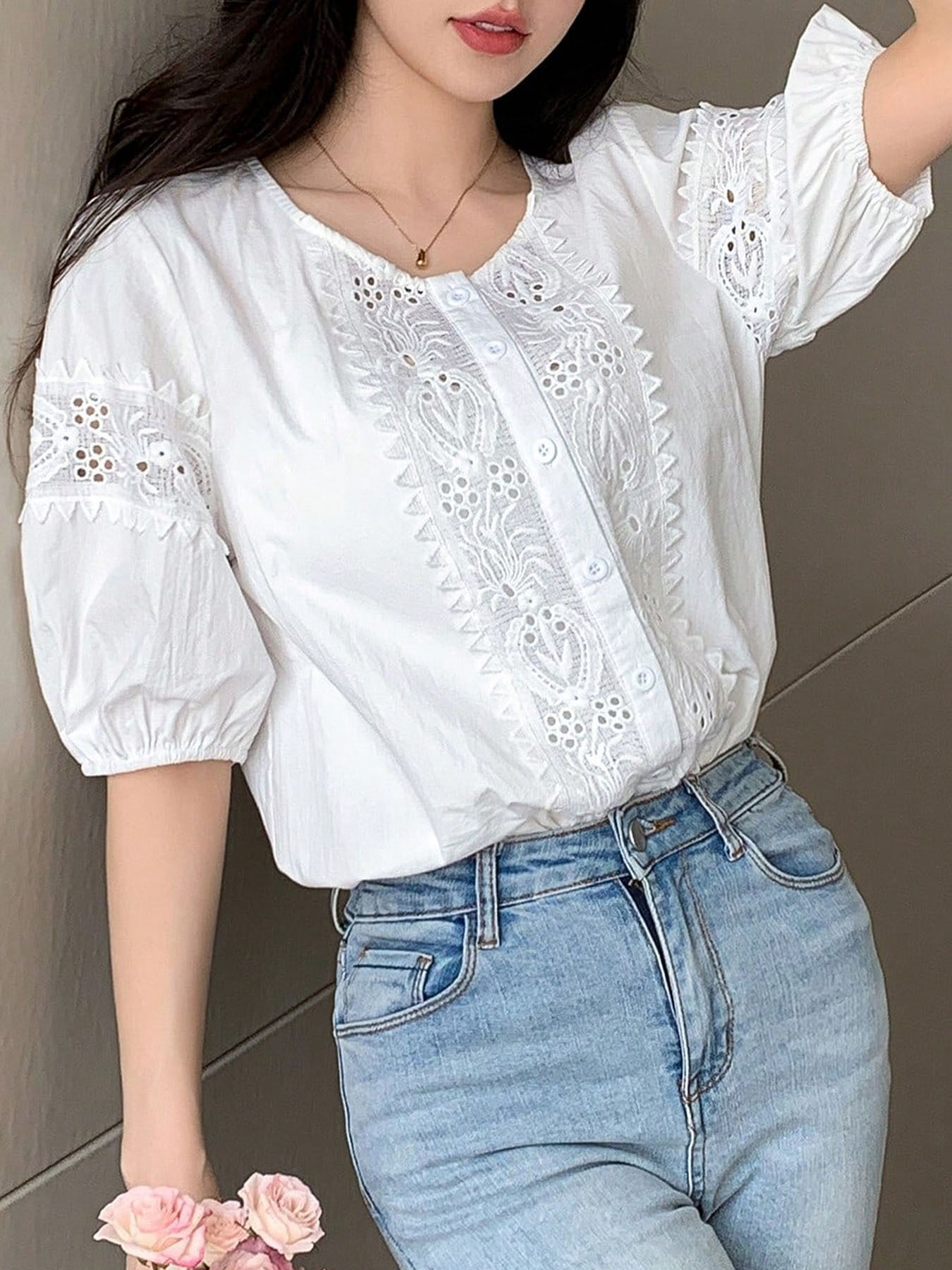 Chemise élégante pour femme 100 % coton, col rond, fermeture boutonnée, manches bouffantes avec broderie ajourée.