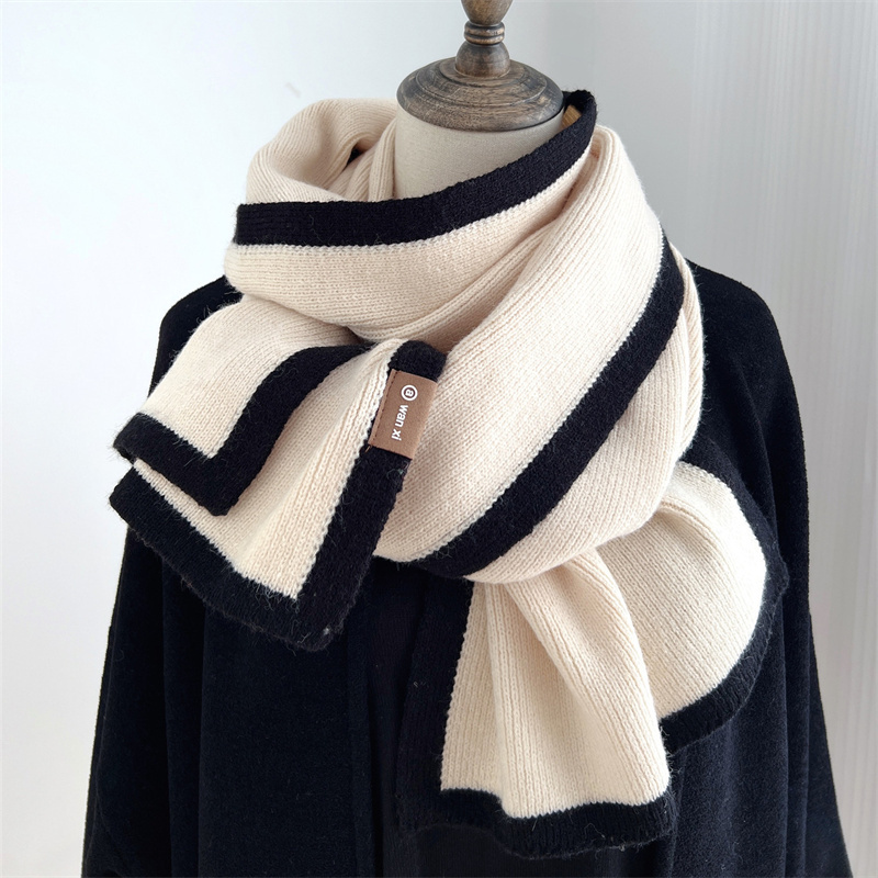 Écharpe assortie de couleur noir et blanc, nouveau style d'hiver, bordure de haute qualité, design de niche en laine tricotée, polyvalent pour garçons et filles, 2024