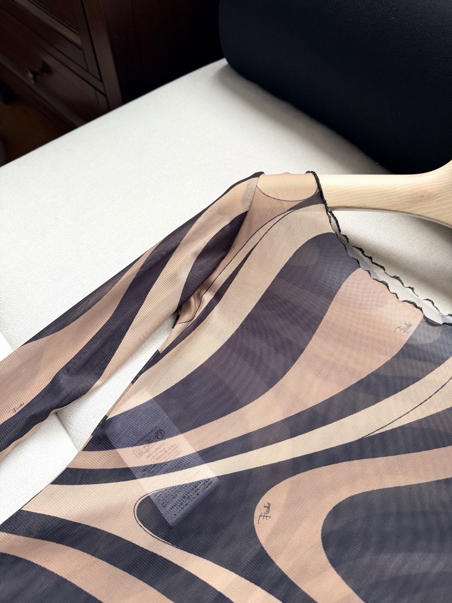 T-shirt à manches longues pour femme avec imprimé tourbillon, tulle transparent à volants, col rond, coupe ajustée, haut élégant