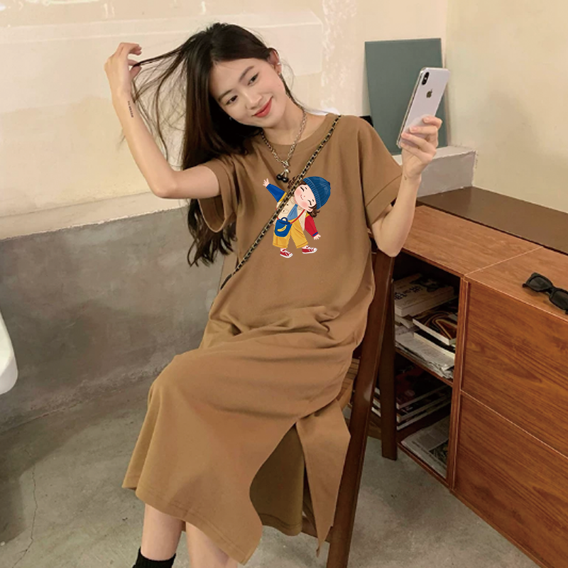 Robe longue décontractée coréenne pour femme, blanche, avec imprimé de personnage de dessin animé mignon, manches courtes amples, fente latérale, robe maxi d'été