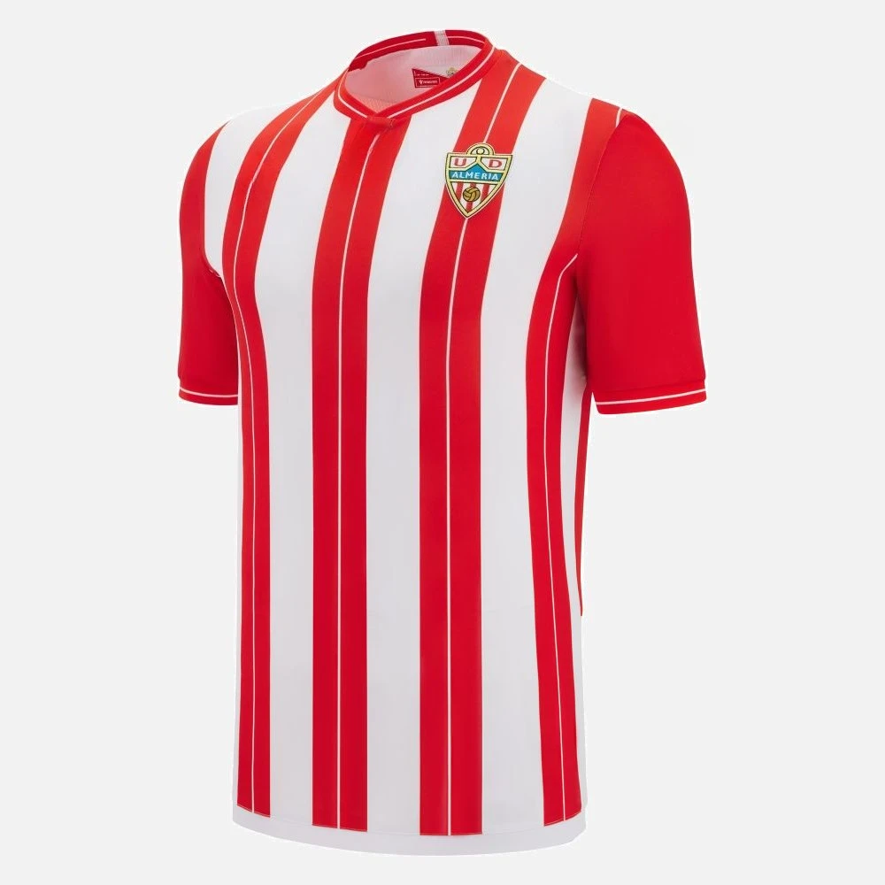T-shirt officiel du club - Version rayée rouge et blanche avec emblème, idéal pour les fans et les supporters.