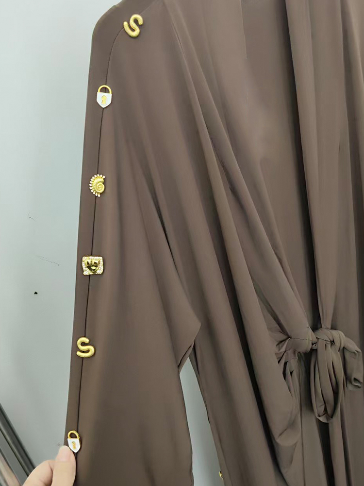 Vêtements pour femmes de créateur, boutons en métal sur les deux côtés, robe style cardigan, taille à nouer, mode, jupe longue ample
