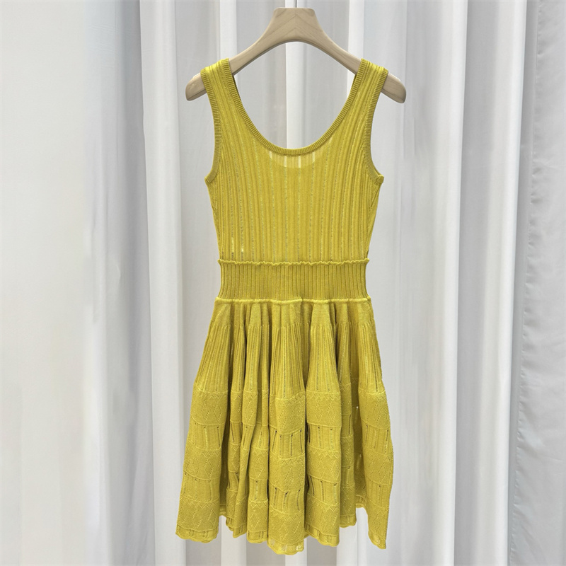 Nouvelle robe décontractée pour femme, mini-robe en maille élastique pour l'été 2026, ajustée à la taille, sans manches, courte, style robe à volants
