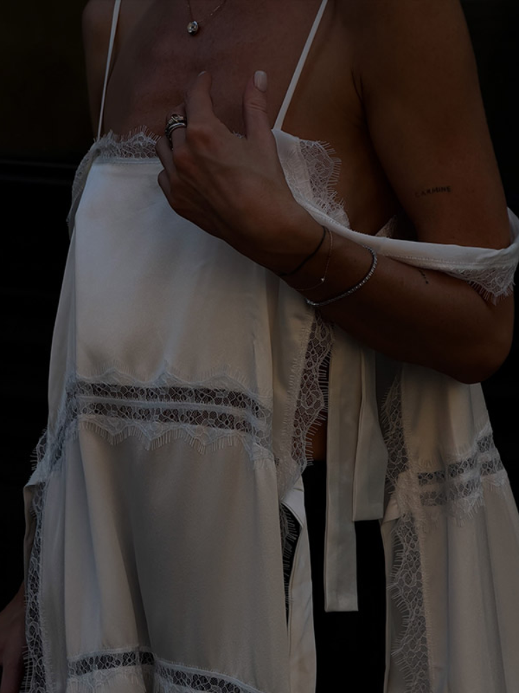 Robe longue droite décontractée pour femme, sans manches, à bretelles, avec empiècements en dentelle et découpes, fente haute, couleur unie, Été 2026