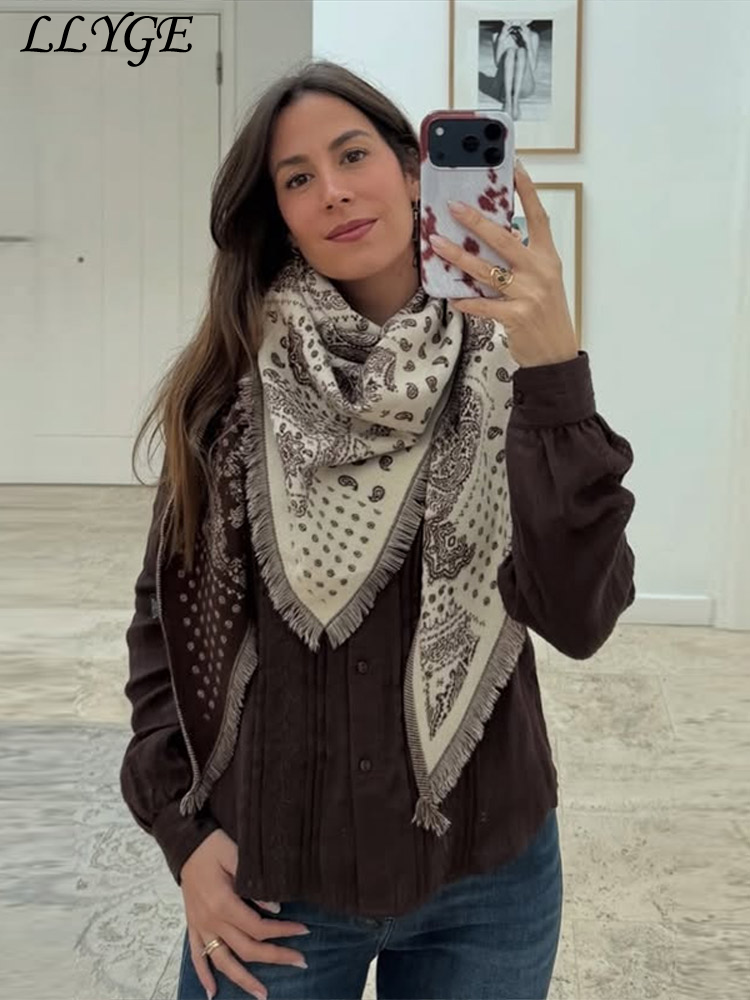 Écharpes triangulaires vintage en tricot jacquard à pompons pour femmes, élégantes et polyvalentes, bandana féminin, accessoires chics pour femme automne-hiver 2026.