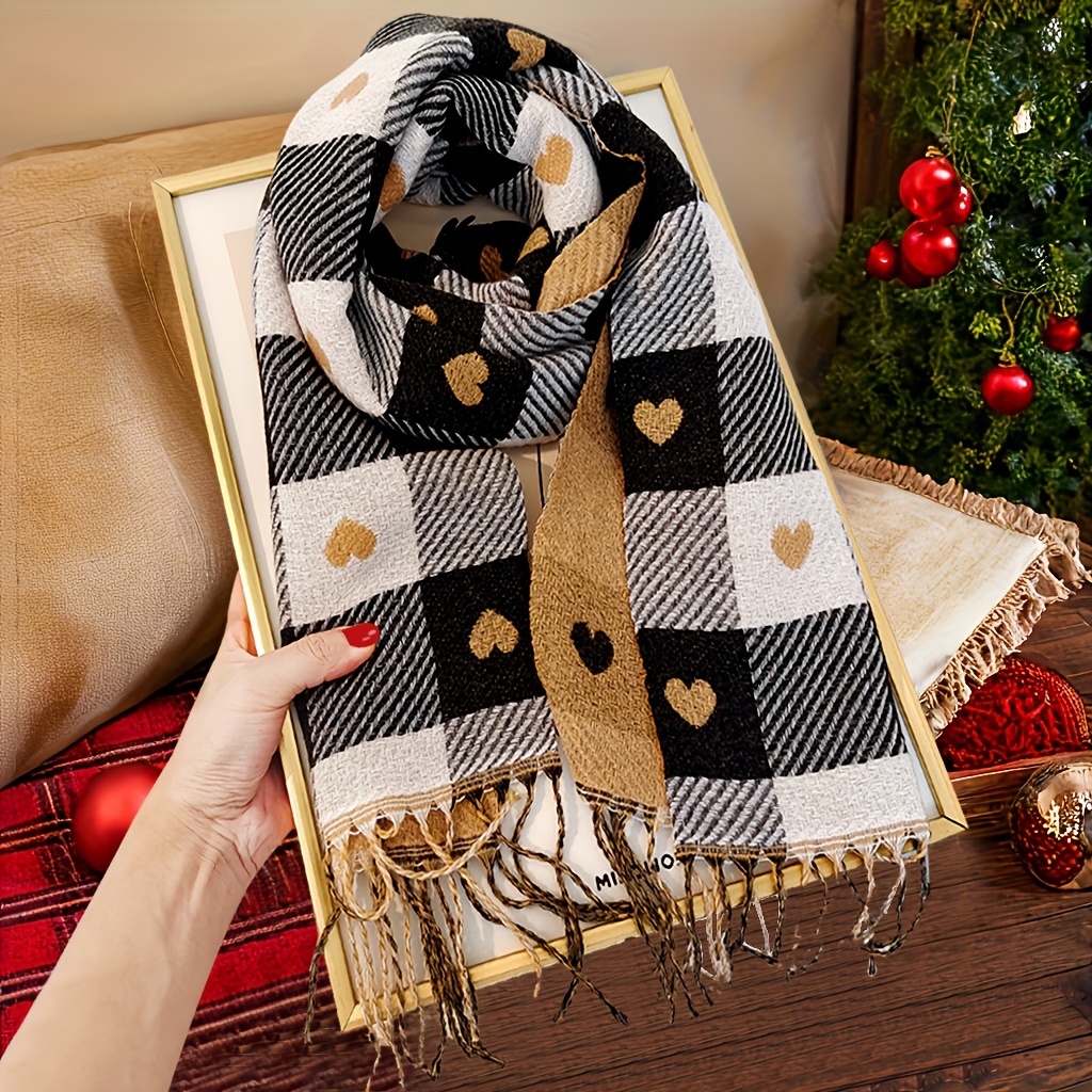 Une écharpe tendance pour femmes avec un motif en forme de cœur. L'écharpe de Noël est chaude et coupe-vent.