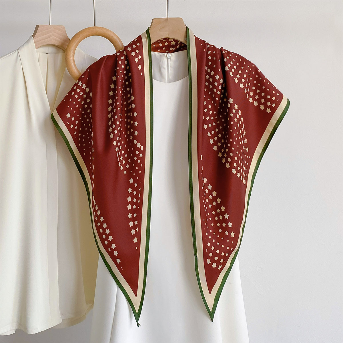 Nouveau Foulard Triangle en Satin Multi-Usages pour Femme, Imprimé Fleuri Rétro, Bandana Soyeux, Lien Décoratif pour le Cou, Bandeau de Taille, Tendance Quotidienne