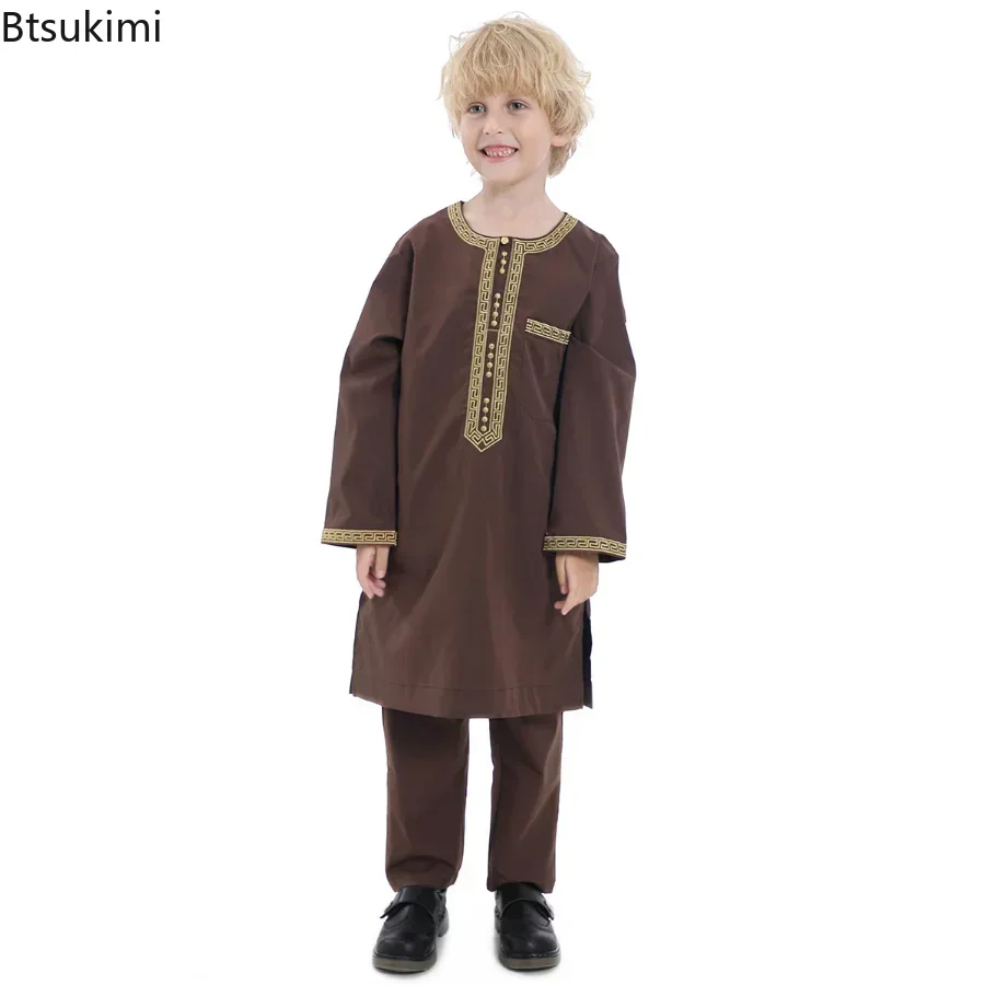 2026 Arabie Saoudite Robe pour enfants Vêtements musulmans Qamis enfant Garçon Jubba Thobe Ensemble 2 pièces Vêtements islamiques Homme Fête Abaya Kaftan