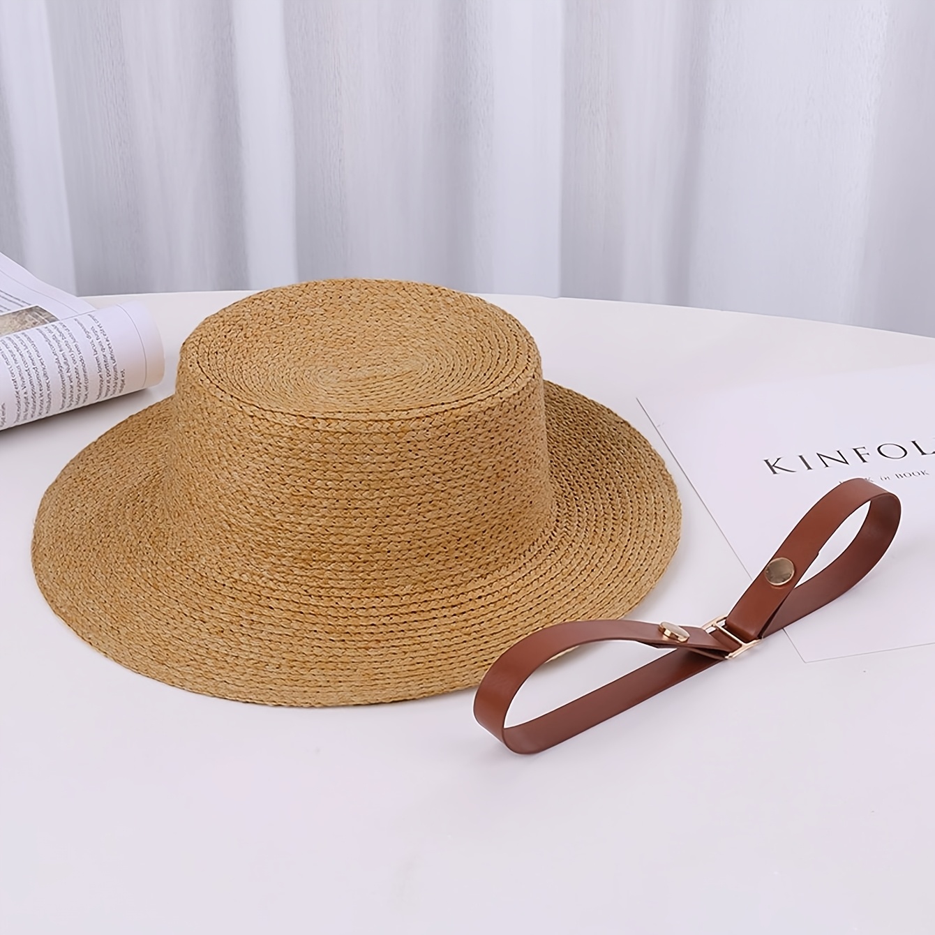 Chapeau de paille d'été pour femme à calotte plate, idéal pour les sorties et la protection solaire à la plage.