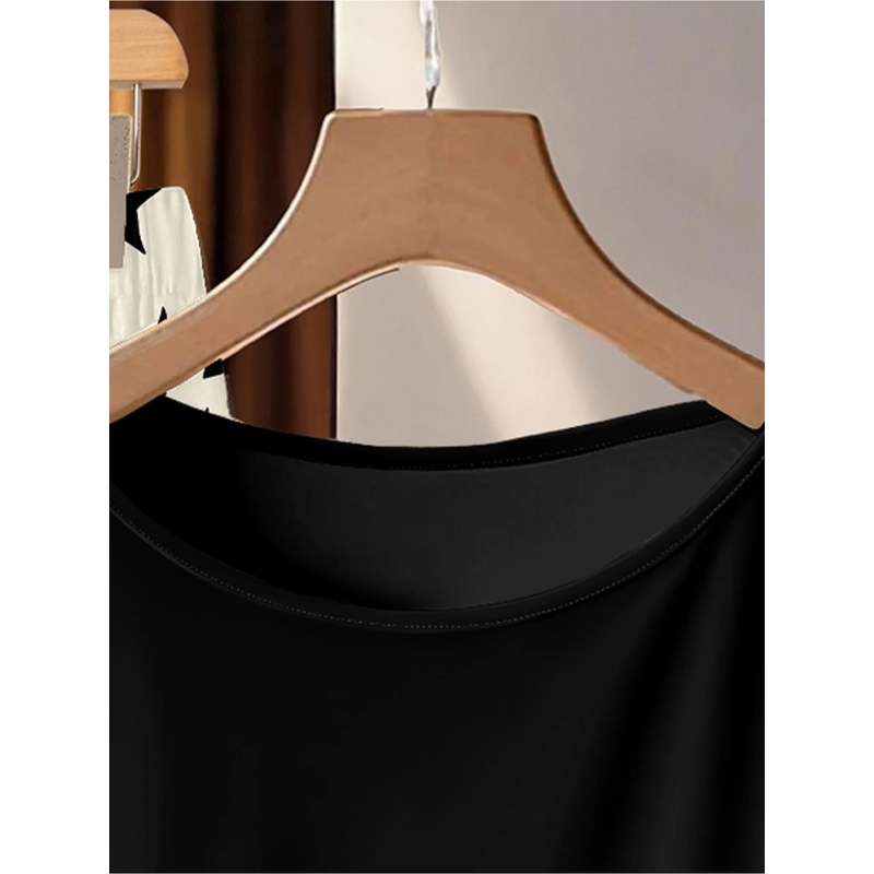 Ensemble deux pièces grande taille pour femmes, style décontracté, t-shirt noir à torsades latérales et pantalon large à imprimé feuilles noir et blanc, tenue décontractée
