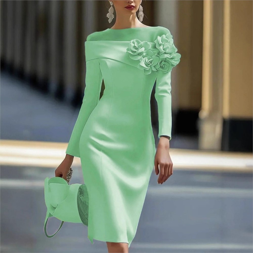 Robe de soirée élégante pour femme, style mode, collection Printemps-Été 2026, col rond, avec empiècements latéraux floraux, coupe ajustée et moulante aux hanches