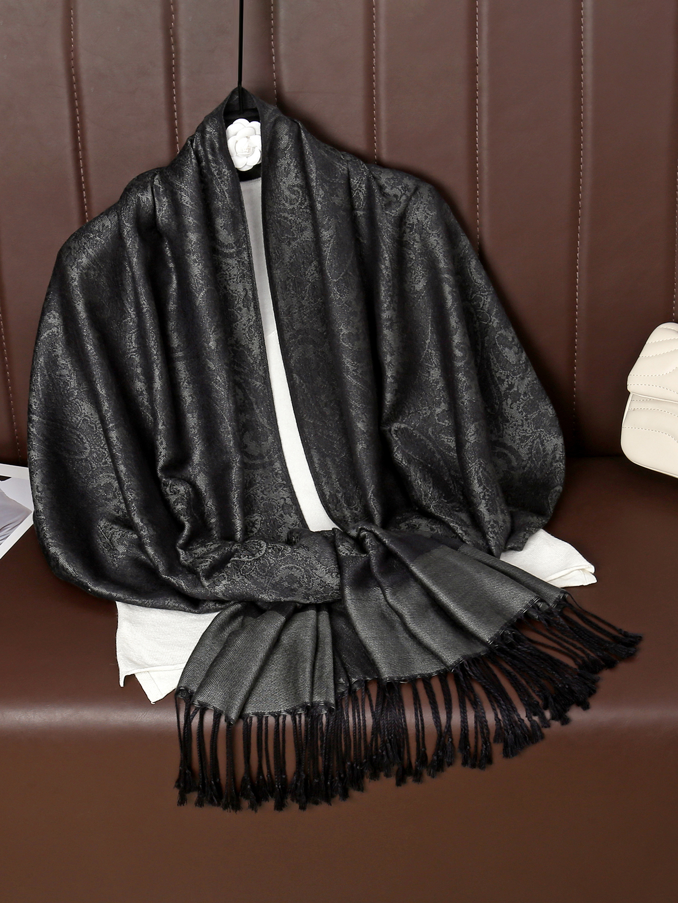 Écharpe Pashmina rétro polyvalente avec broderie de fleurs de paon, Design de pompon doux à la mode décontracté pour la décoration quotidienne des vêtements d'extérieur
