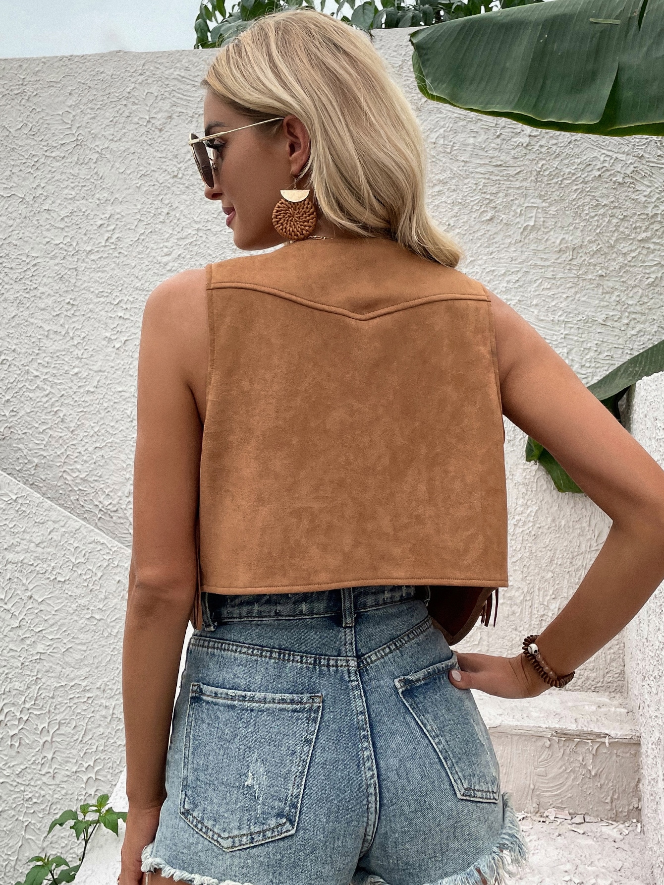 Gilet court à la mode avec des pompons et des broderies florales, avec boutons