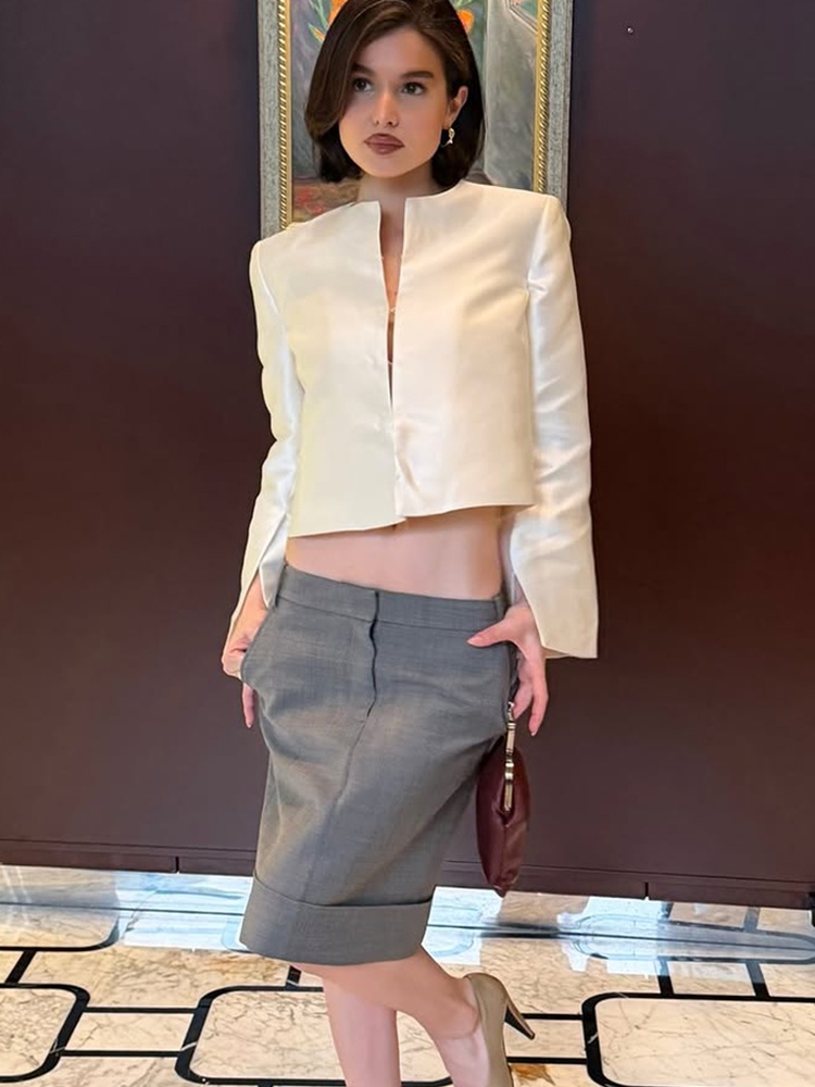 Chemisier court en satin Tossy, col mandarin, manches longues, boutonnage sur le devant, drapé, couleur unie, idéal pour les sorties, les rendez-vous, les soirées, coupe ajustée, chemisier pour femmes.