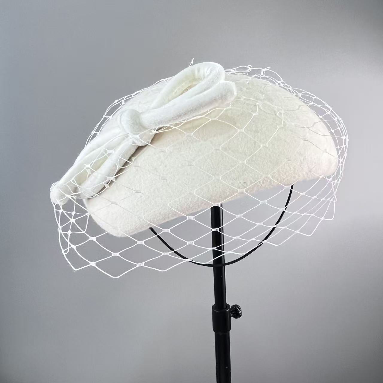 Femmes habillées chapeau fascinateur voile nœud papillon laine feutre béret pilulier chapeau fête de mariage Cocktail Occasion casque dames Fedora chapeau