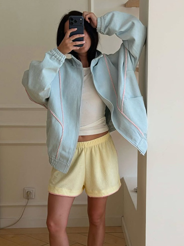 Veste zippée bleu clair pour femme, col montant, garniture à pompons roses, poignets et ourlet élastiques, coupe oversize, manches longues, style décontracté urbain
