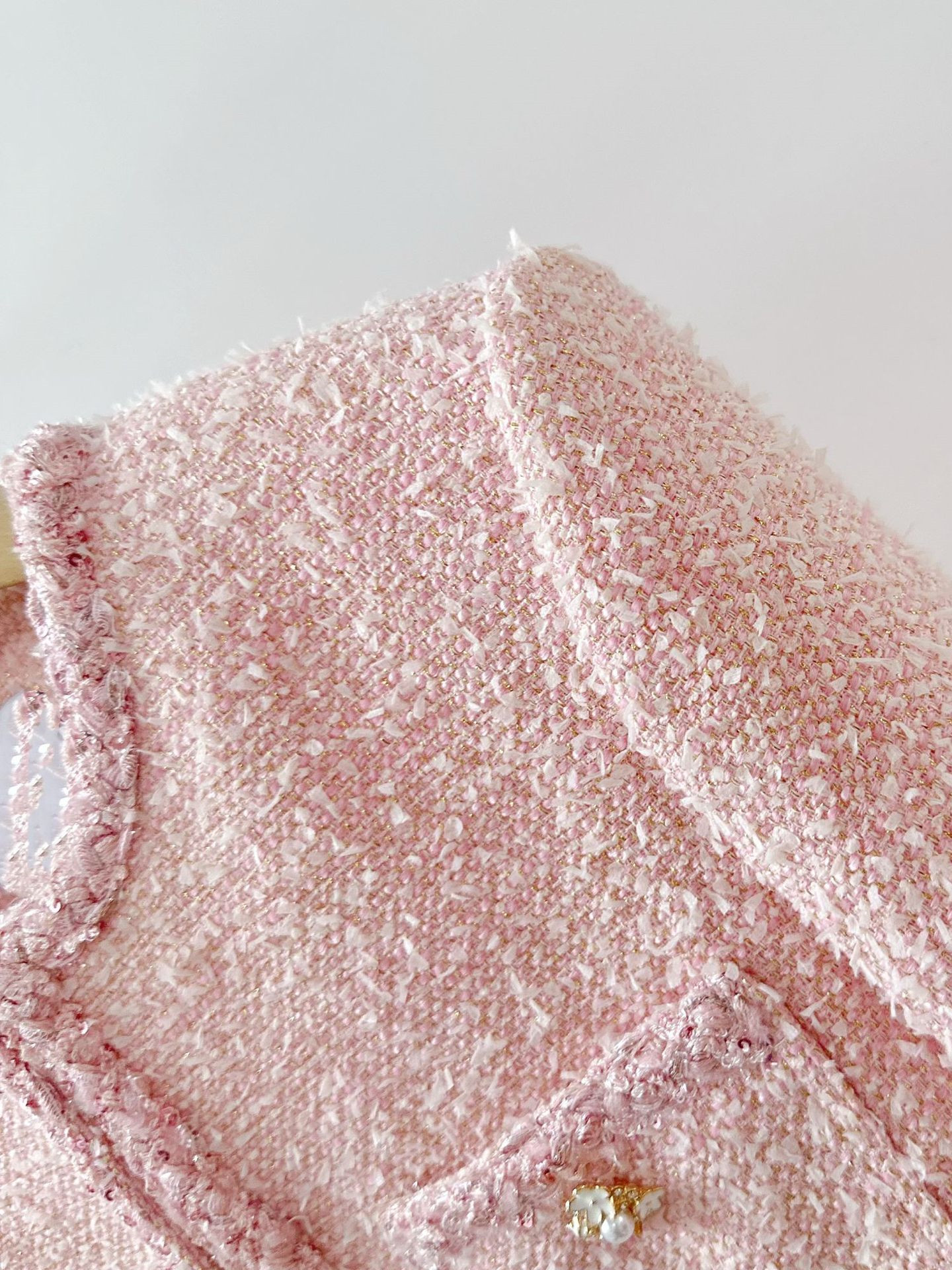 Veste en tweed rose pour femme à manches longues et col rond, ou mini-jupe plissée évasée avec ceinture