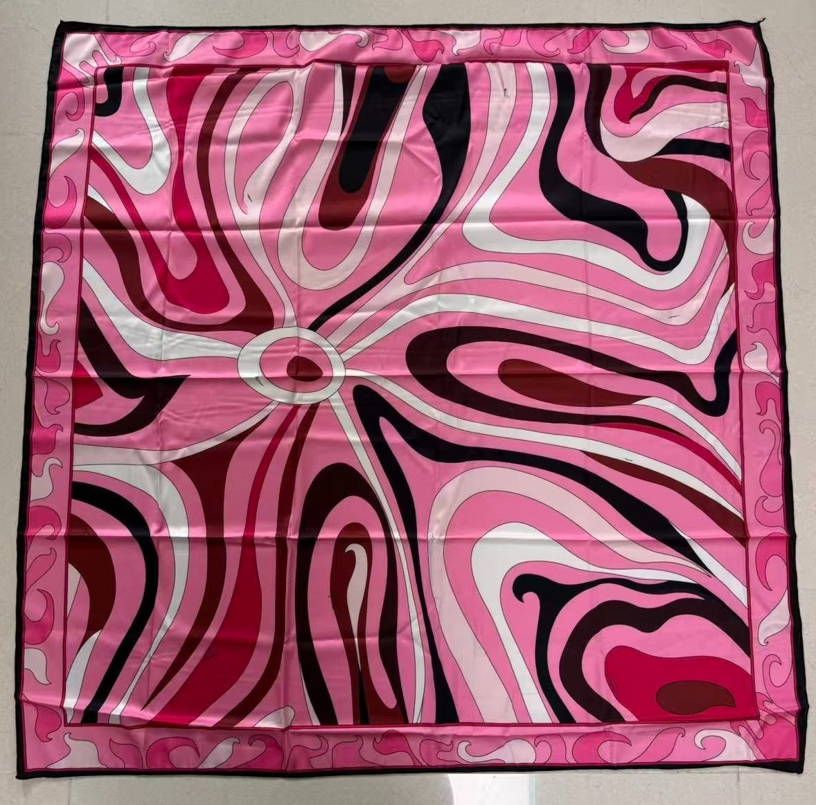 Écharpe carrée en soie rouge de luxe pour femme avec logo signature de créateur, jupe de plage classique de marque pour femme à motif uni sur un côté